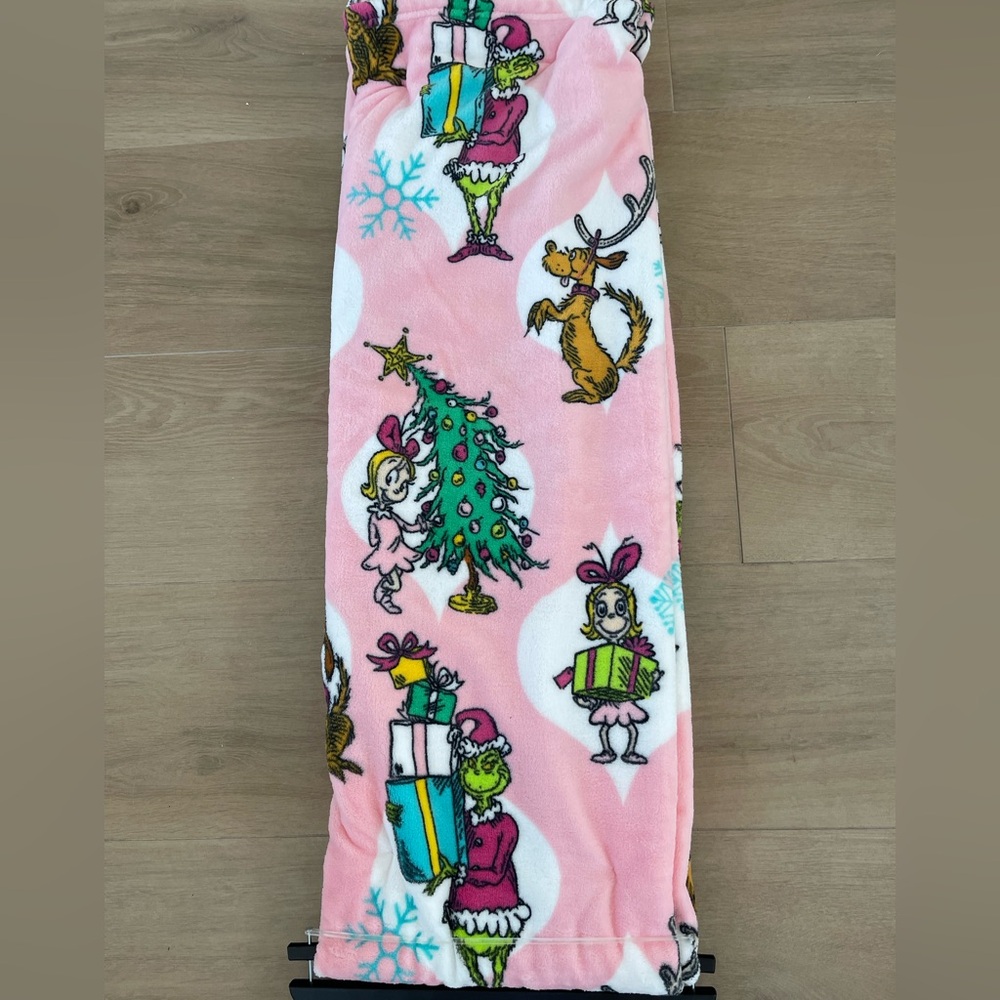🎄 2025 New Release Pink The Grinch Christmas Blanket Throw with Cindy Lou & Max